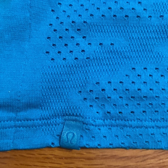 WOMEN’S lululemon top. Aqua. Size 4 - Picture 3 of 3